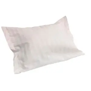 Puuvillainen valkoinen satiiniraita tyynyliina oxford-reunoilla.