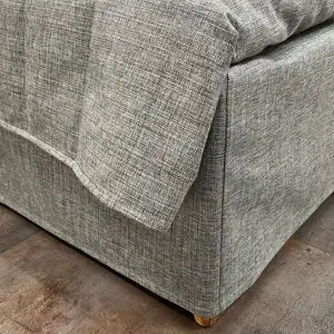 Argo kirjavanharmaa päiväpeitto sekä helmalakana.