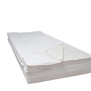 Patjan päällä nesteenpitävä vuodesuoja joka kiinnittyy kulmissa olevien kuminauhojen avulla.