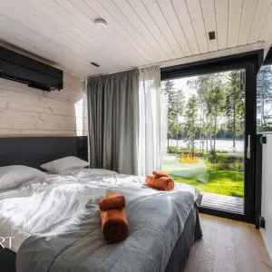 PihlasResortin ylellinen makuuhuone Vormun valmistamien vuodevaatteiden kera.