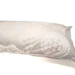 Uniquu vartalotyynyn tyynyliina pitsikuosi. Vaaleanharmaa pohjaväri, valkoinen pitsikuviointi.