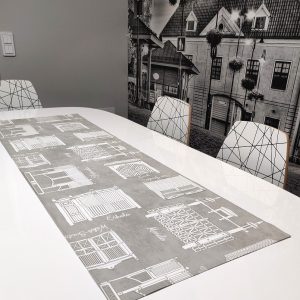 Old Town gates Uniquu kaitaliina, harmaan värinen, pöydällä. Printissä Vanhan Rauman rakennusten porteista kuten Eskola, Marela ja Tammela.