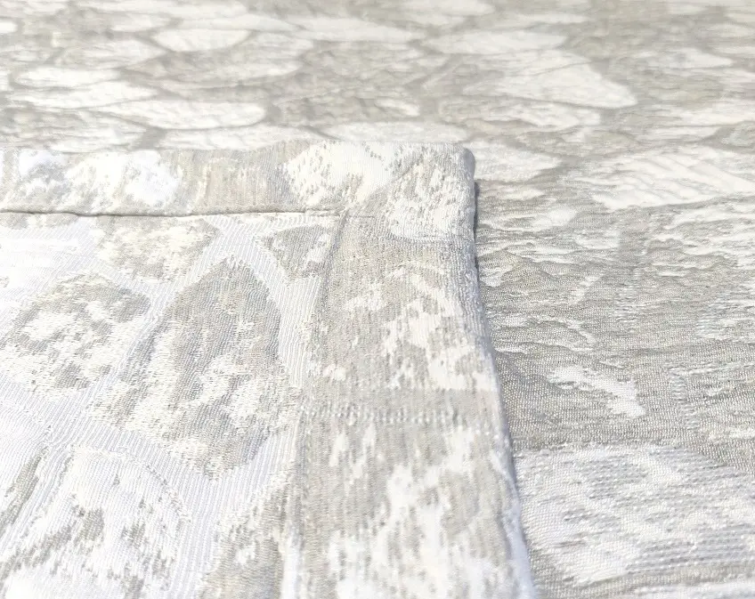 Hiidenkivi päiväpeitto harmaa. Päiväpeitossa kaunit jiiriin ommellut kulmat joten päiväpeitto on kaksipuolinen / käännettävä.