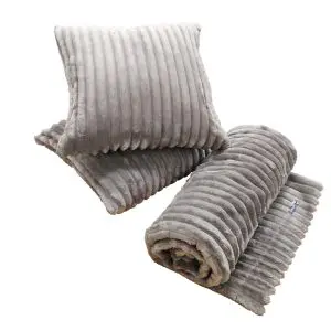 Tina heittopeitto ja tyyny setti beigen värinen.