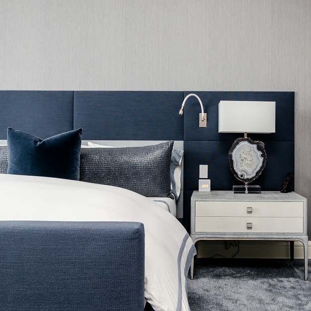 Neliön mallinen hotellihuone