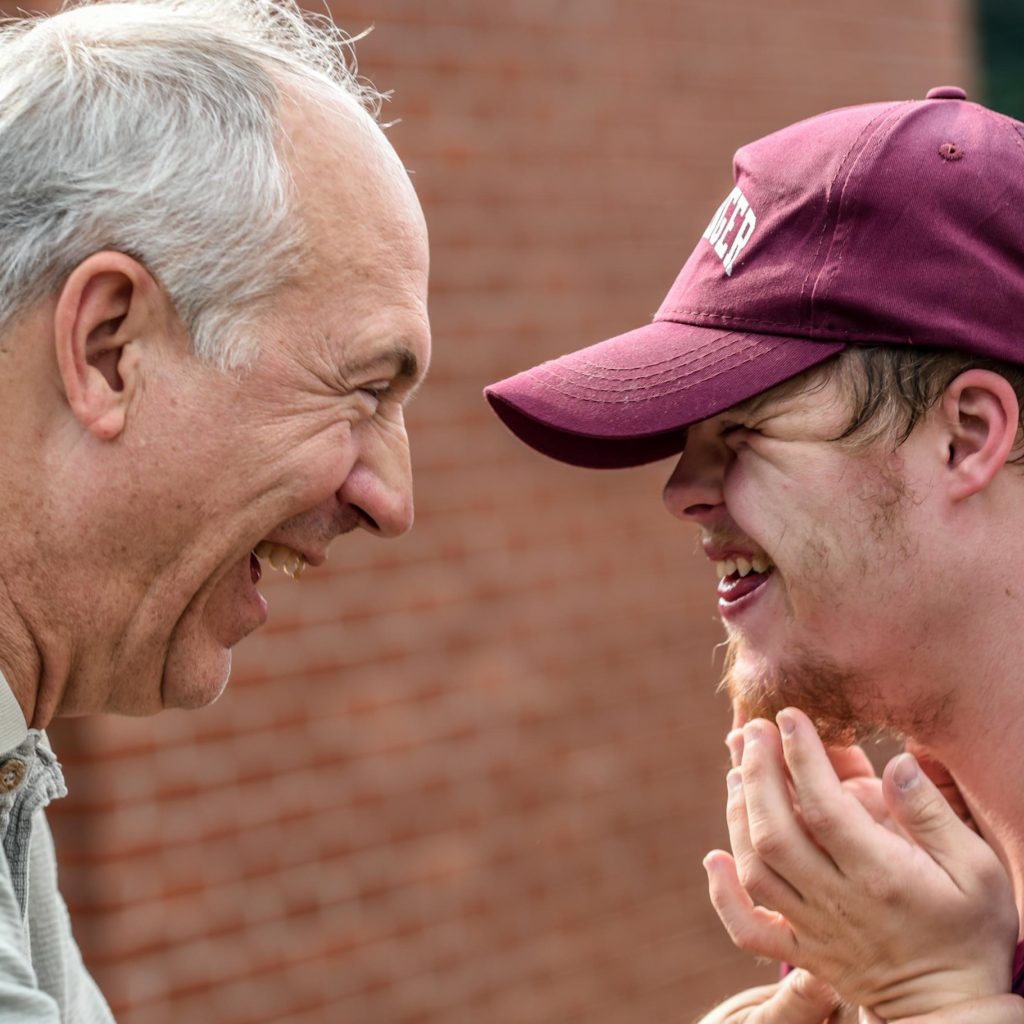 Vanhus ja poika kommunikoivat, neliönmallinen kuva