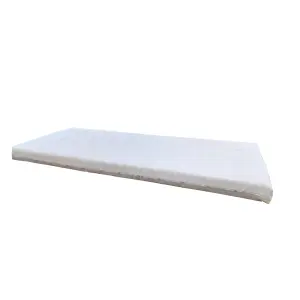 Luonnonvalkoinen Uniquu vieraspatja tikatulla päällisellä.